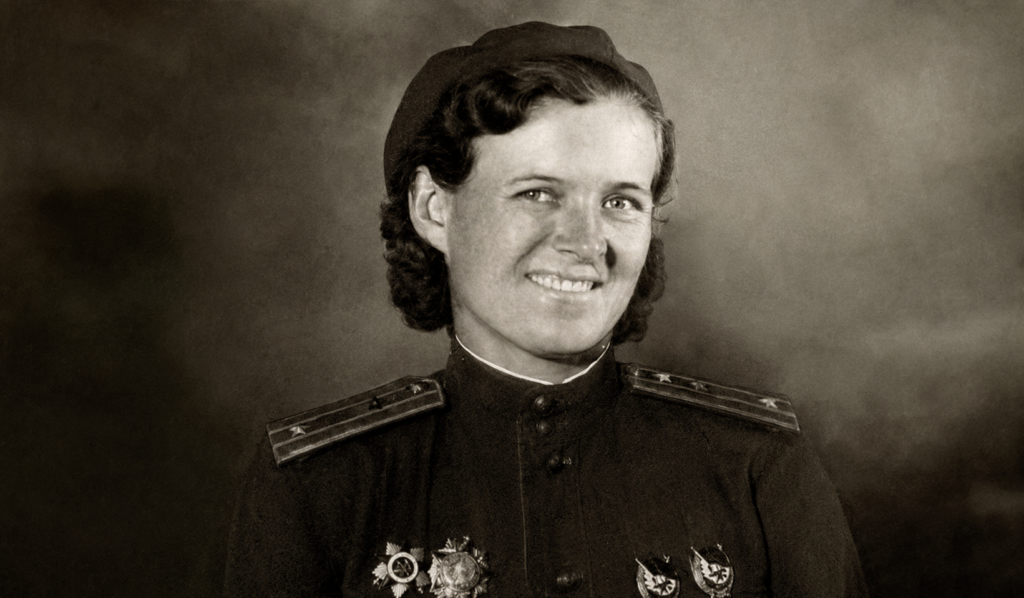 Retrato de Evdokia Bershanskaya, aviadora soviética ligada às Bruxas da Noite durante a Segunda Guerra Mundial.