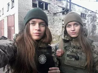 Integrantes do Batalhão Azov com o Sol Negro no uniforme