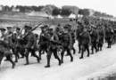 Soldados marchando em direção ao front de Somme