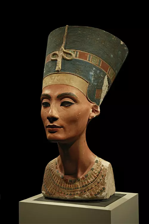 Busto de Nefertiti exposto no Neus Museum de Berlin