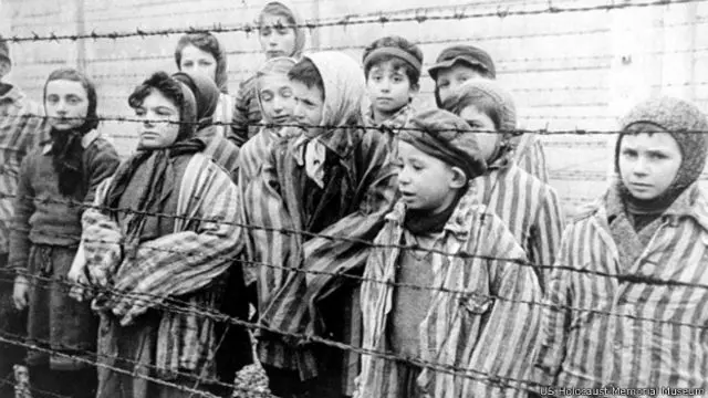 Prisioneiros em Auschwitz