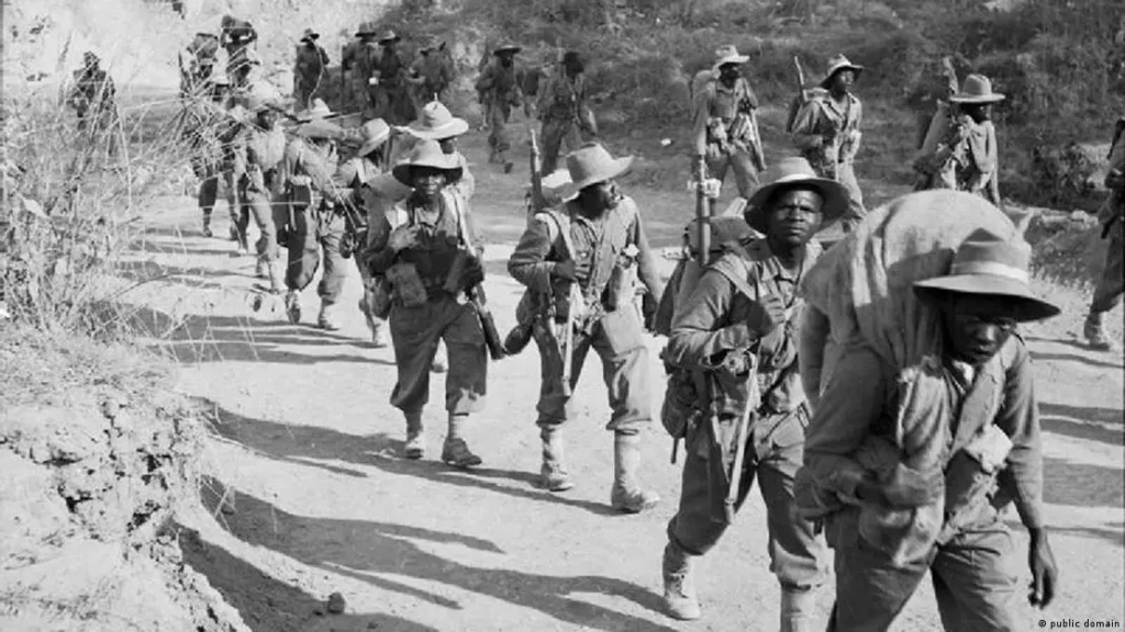 Tropas da África do Sul marchando em Burma durante a segunda guerra mundial