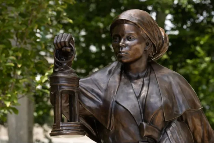Estátua de Harriet Tubman em frente a CIA