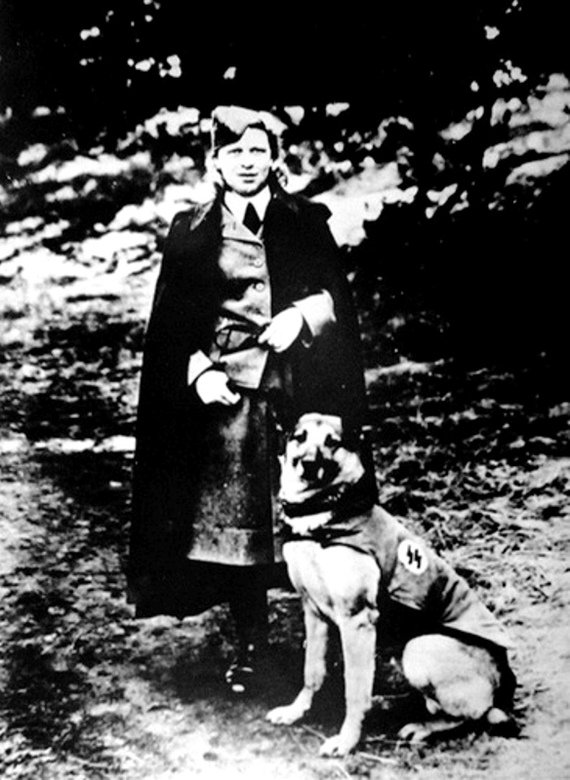 Dorothea Binz com seu Pastor Alemão