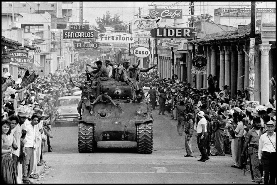 As tropas de Fidel entrando em Havana durante a Revolução Cubana