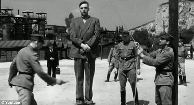Representação do enforcamento de Amon Göth no filme A Lista de Schindler