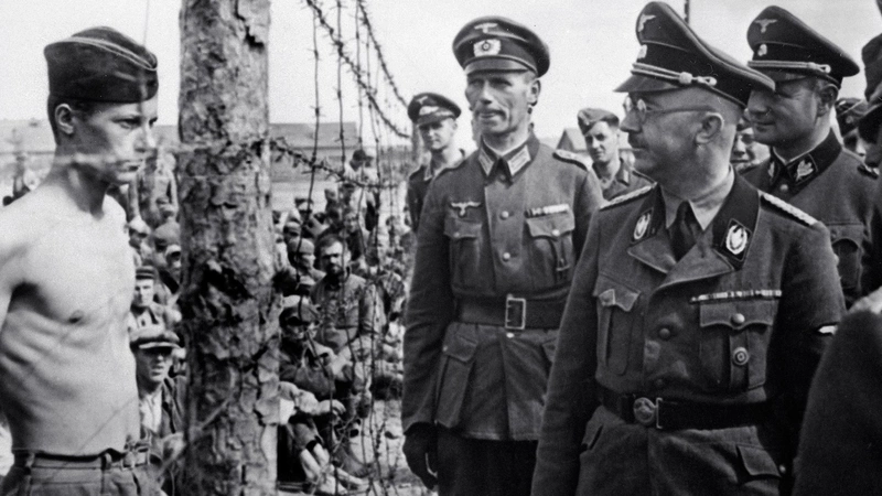 Heinrich Himmler visitando um campo de concentração Nazista
