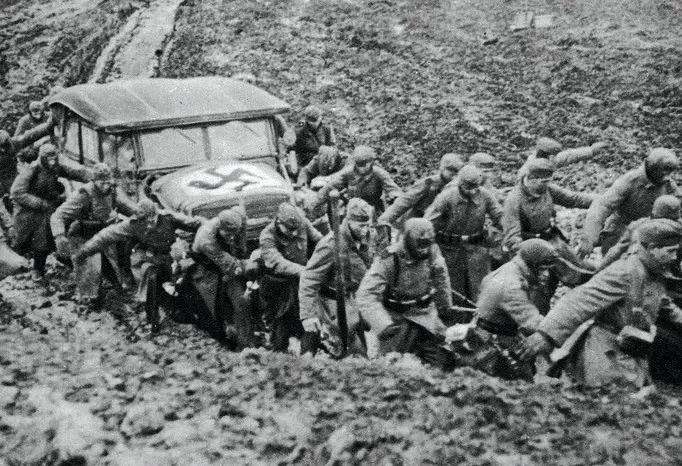 Veículo alemão atolado durante a Batalha de Moscou