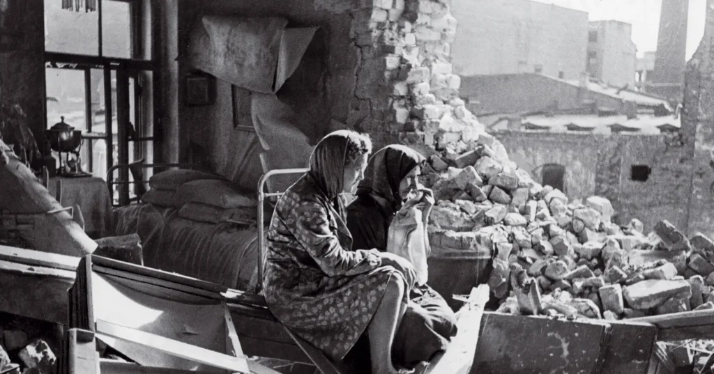 Mulheres observando o que resta de Leninegrado após o bombardeamento alemão de 1942