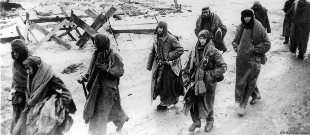 Congelados e famintos, soldados alemães deixam o que sobrou de Stalingrado em 1943