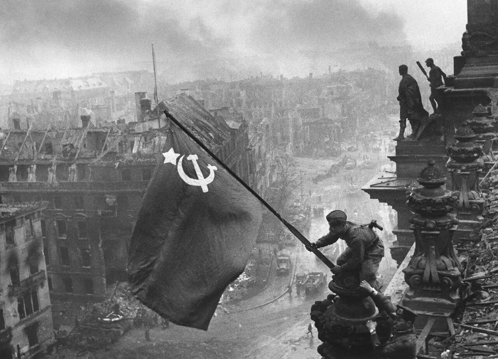 Bandeira Soviética no Reichstag após a queda de Berlim