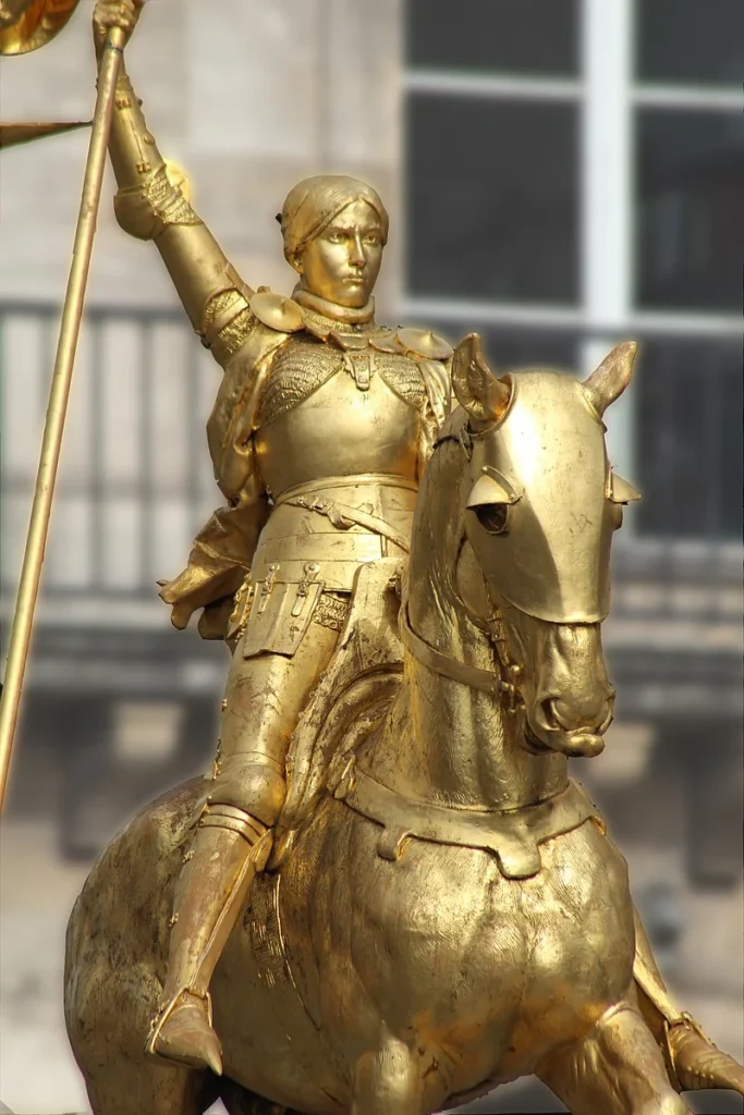 Estátua de bronze dourado por Emmanuel Frémiet (em 1874, no Place des Pyramides).