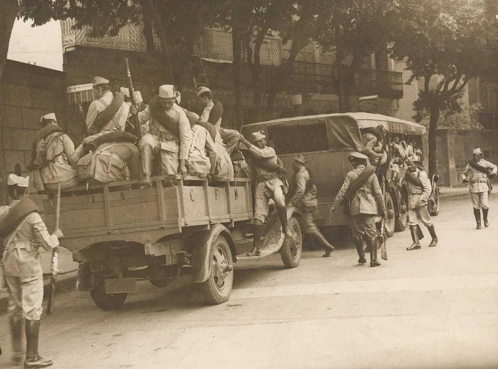 Intentona Comunista de 1935 - Contingente de fuzileiros navais desembarcando no Catete para guarde do Palácio