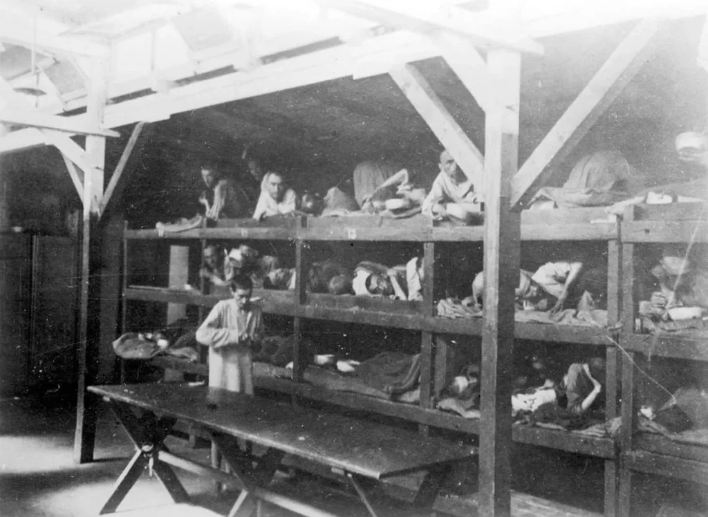 Prisioneiros em um campo de concentração durante o Holocausto