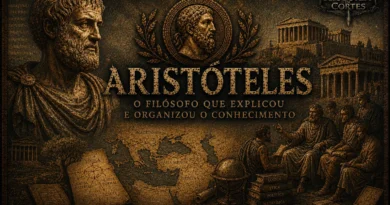 Ilustração cinematográfica de Aristóteles em estilo histórico épico, com Atenas ao fundo, símbolos da filosofia grega, mapa do mundo antigo e elementos ligados à lógica, ética e metafísica.