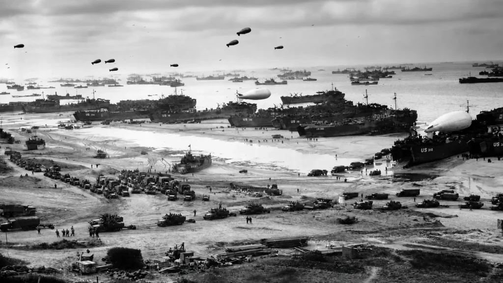Navios, embarcações de desembarque e veículos aliados nas praias da Normandia durante a invasão de 1944.
