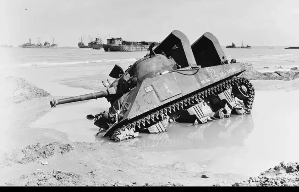 Tanque anfíbio Sherman DD parcialmente submerso durante os desembarques aliados na Normandia no Dia D