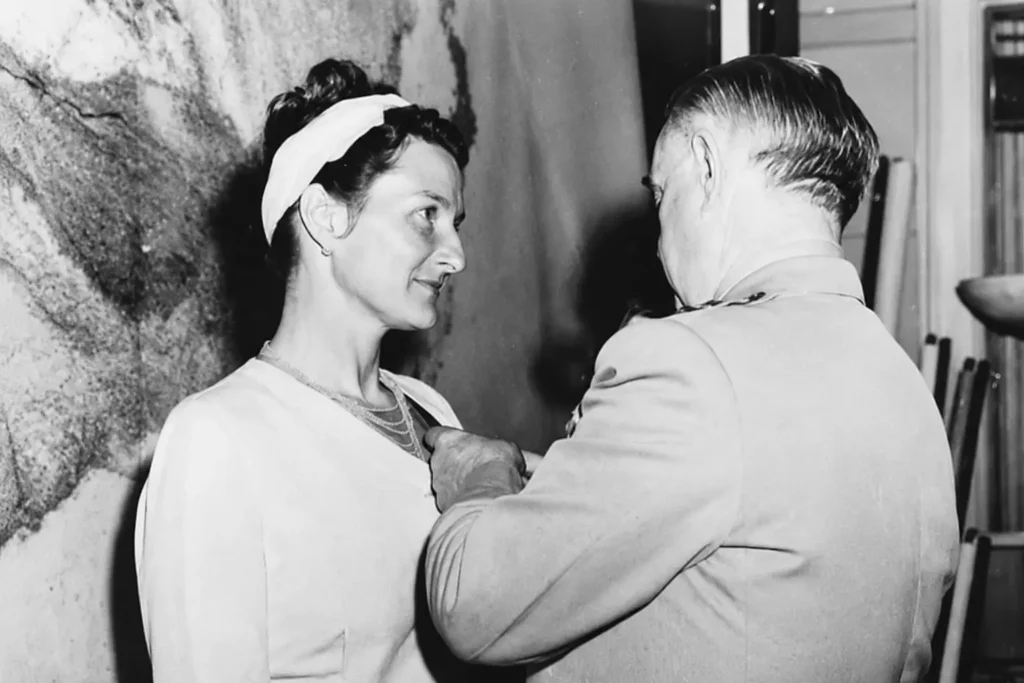 Virginia Hall sendo condecorada com a Distinguished Service Cross pelos serviços prestados durante a Segunda Guerra Mundial.