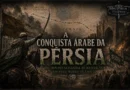 Ilustração detalhada e épica mostrando um guerreiro árabe a cavalo erguendo uma espada e uma bandeira com inscrições em arábe, com exércitos e construções antigas ao fundo sob um céu sombrio. No centro, o texto "A Conquista Árabe da Pérsia".