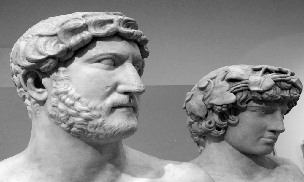 Bustos de mármore do imperador Adriano e de Antínoo, do período do Império Romano.
