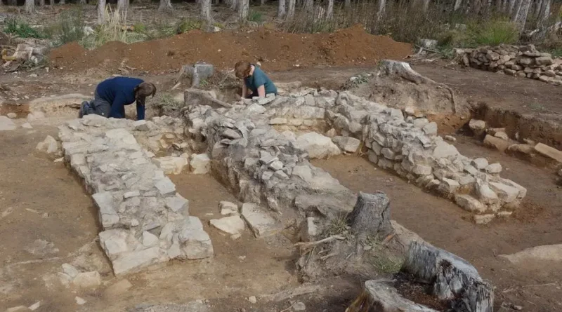 Escavação arqueológica de templo romano no forte de Kapersburg, na Alemanha