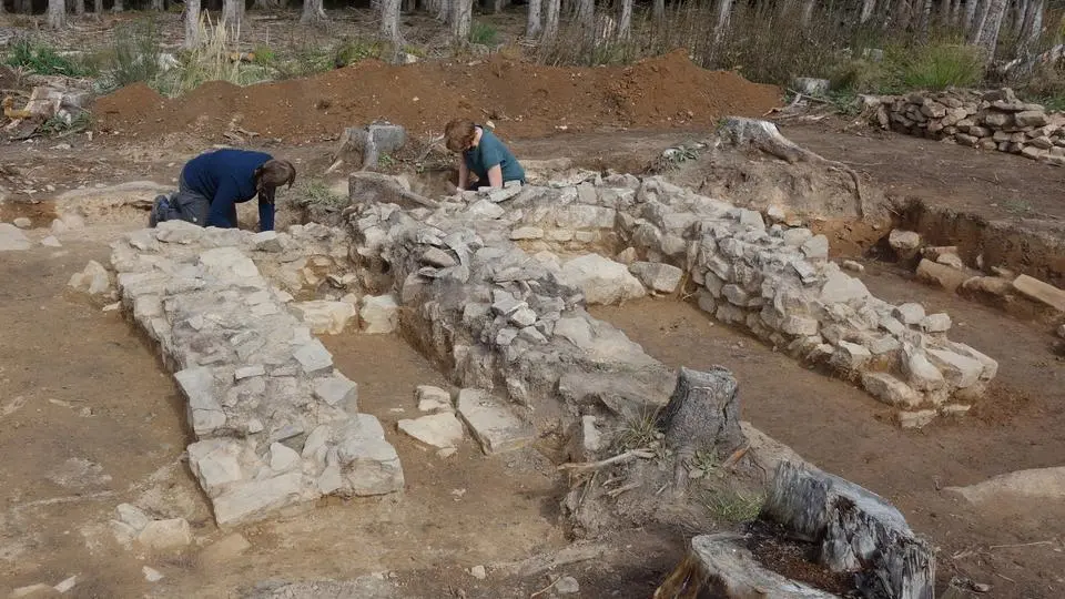 Escavação arqueológica de templo romano no forte de Kapersburg, na Alemanha