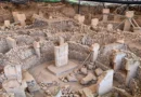 Ruínas de Göbekli Tepe, sítio arqueológico neolítico na atual Turquia, com pilares megalíticos em forma de T.