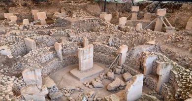 Ruínas de Göbekli Tepe, sítio arqueológico neolítico na atual Turquia, com pilares megalíticos em forma de T.