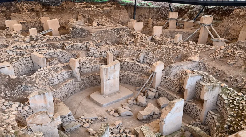 Ruínas de Göbekli Tepe, sítio arqueológico neolítico na atual Turquia, com pilares megalíticos em forma de T.